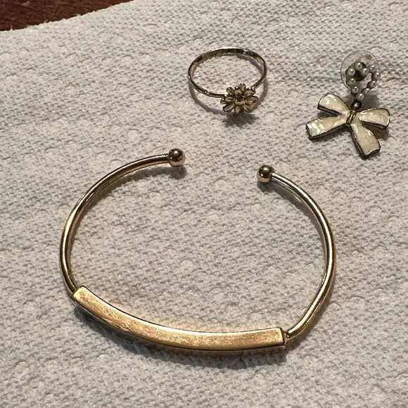 Elegant Gold Bracelet, Ring, and Earrings Set - Picture 5 of 13